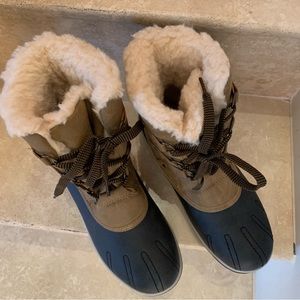 PAWZ. NWOT. GINNIE, Faux Leather Winter Duck Boots. Wool Blend Lining. C…
